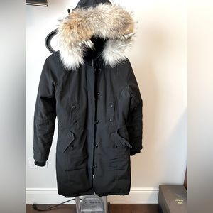 Canada Goose Women’s Kensington parka in black size small.